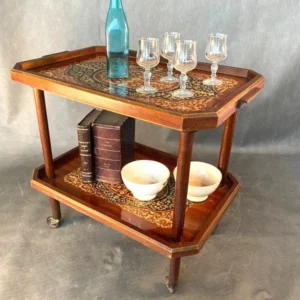 Elegante houten barwagen met portie- en serveergedeelte—marge